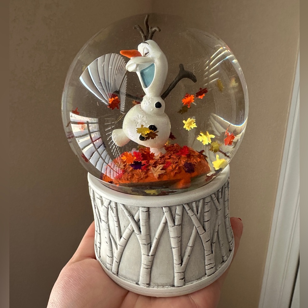 Hallmark Disney Frozen 2 Olaf Batter-Operated Snow Globe